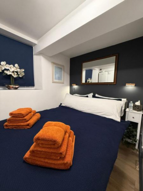 Chapel Court - Worcester City Centre - Free Parking Available - Entire Apartment - Self Check-In - Outside Space - Free WI-FI